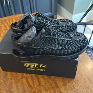 KEEN men’s UNEEK Sandals